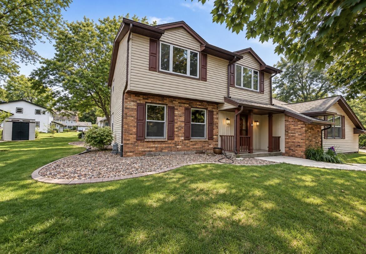 7251 Hyacinth Ct, Greendale, WI 53129