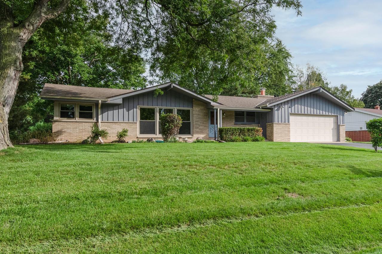 2400 W Rochelle Ave, Glendale, WI 53209