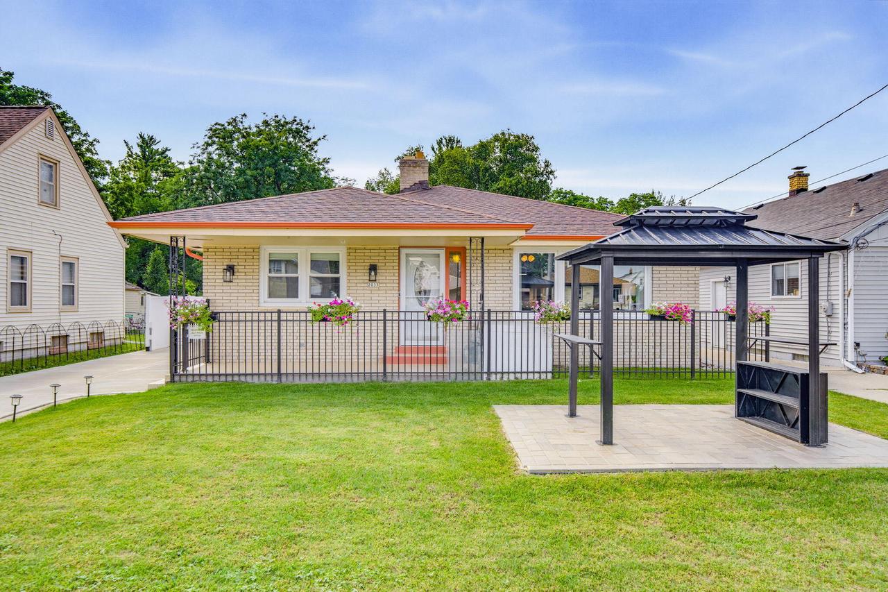 2035 E Howard Ave, Saint Francis, WI 53235