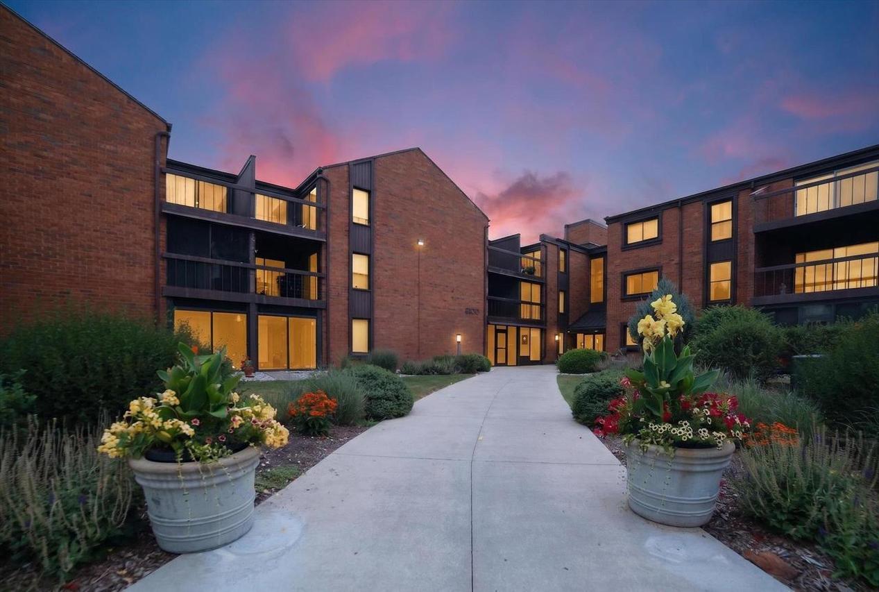 6100 W Stonehedge Dr #209, Greenfield, WI 53220