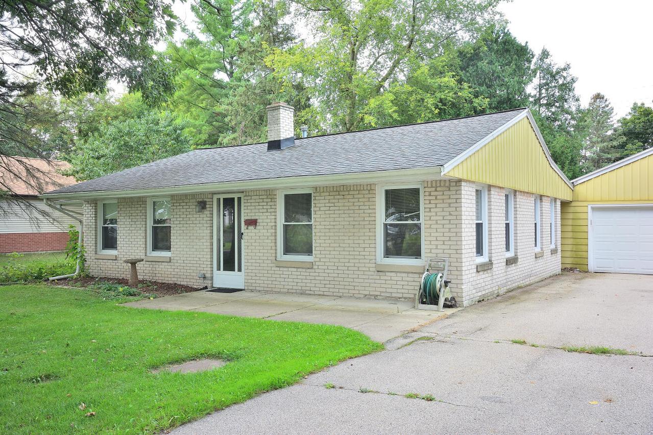 2415 N 3rd Ln, Summit, WI 53066