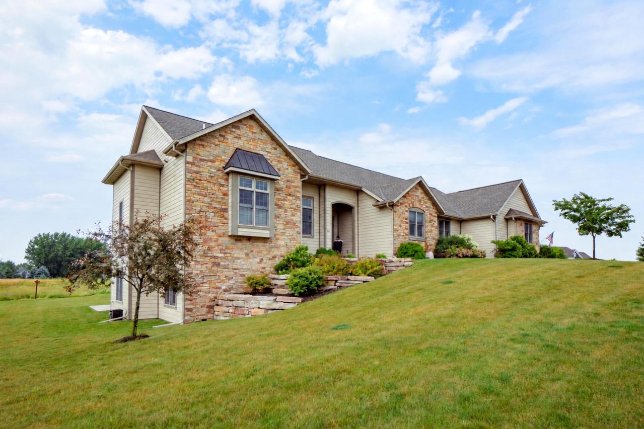 4268 S Woodcrest Ridge, West Bend, WI 53095