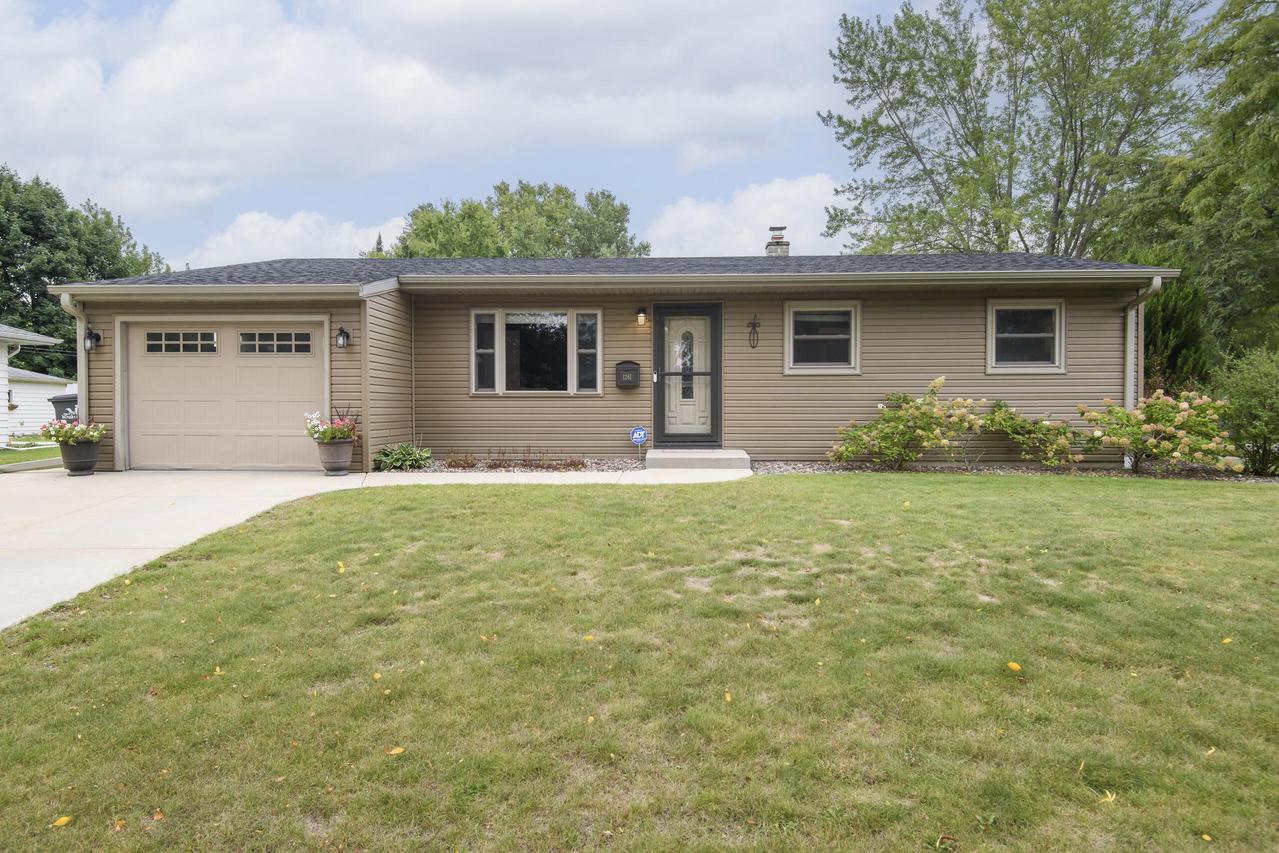 1261 Aldoro Dr, Waukesha, WI 53188