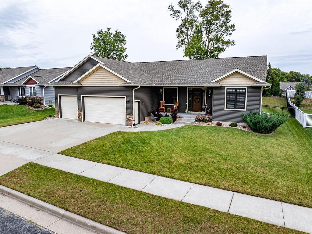 709 Deerwood St, Holmen, WI 54636
