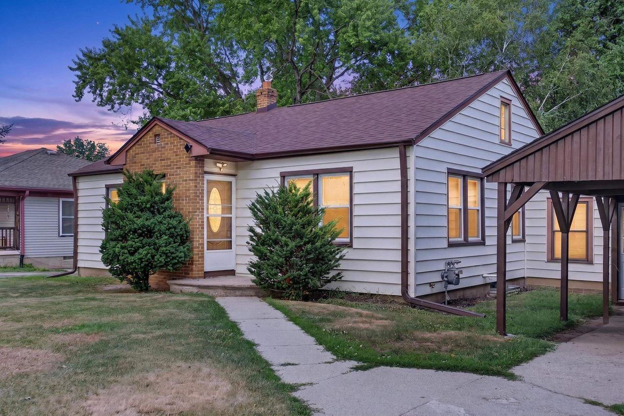417 N Cedar St, Horicon, WI 53032