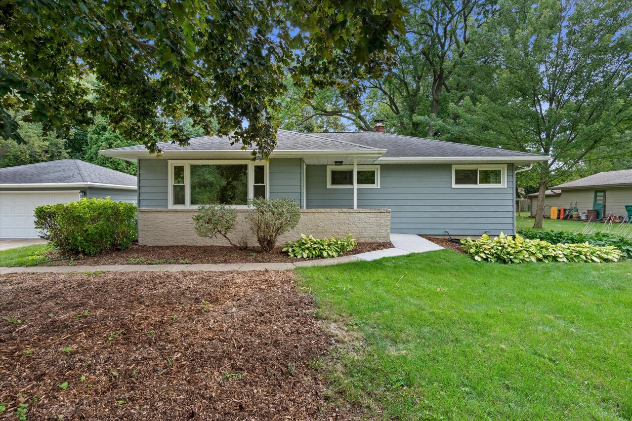 N61W14967 Wigwam Dr, Menomonee Falls, WI 53051