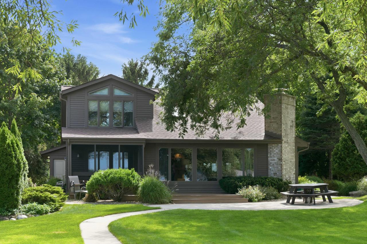 W277N2866 Oak St, Pewaukee, WI 53072