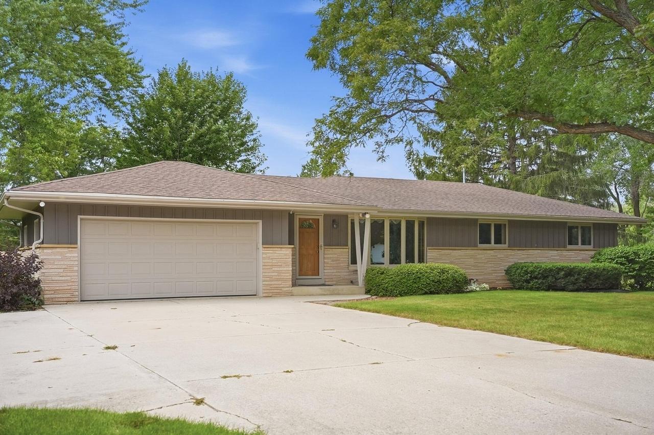 181 Highview Dr, Cedarburg, WI 53012