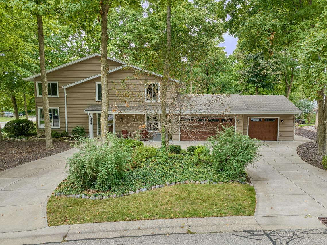 4665 S Delphine Dr, New Berlin, WI 53151