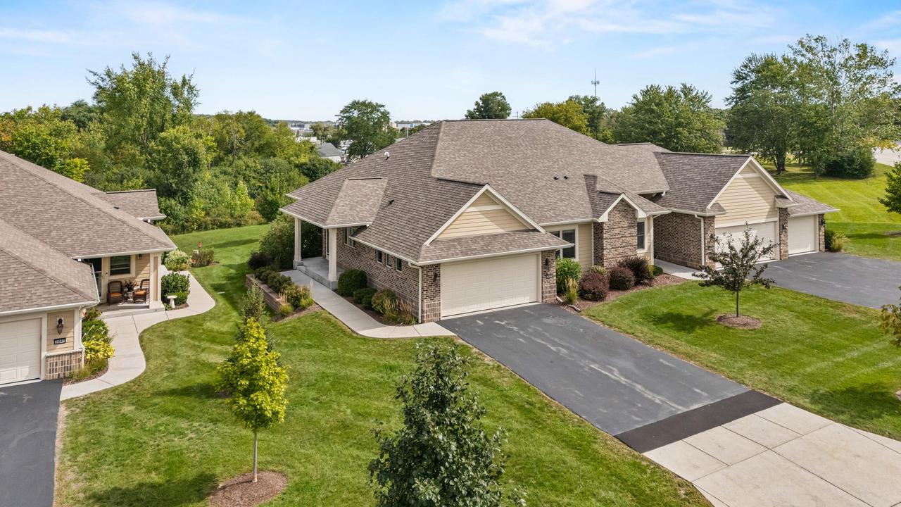 2826 W Villa Dr, Franklin, WI 53132