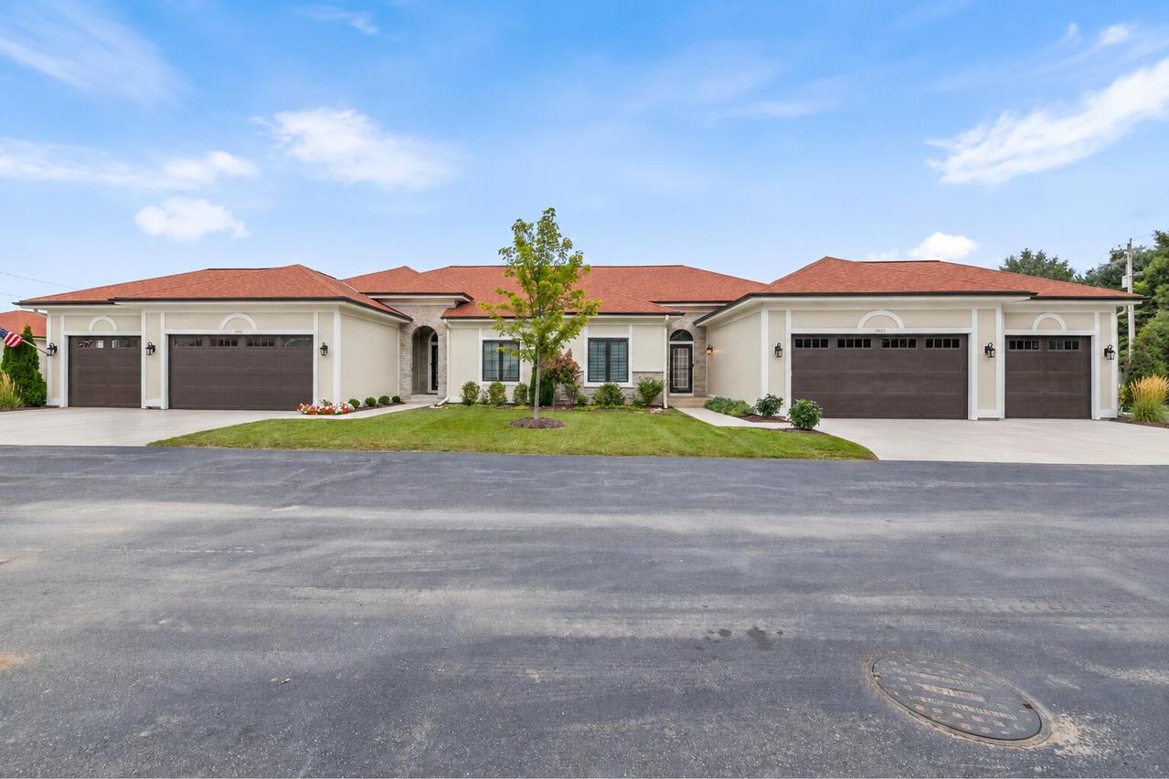 1611 Vico Pass #22, Oconomowoc, WI 53066