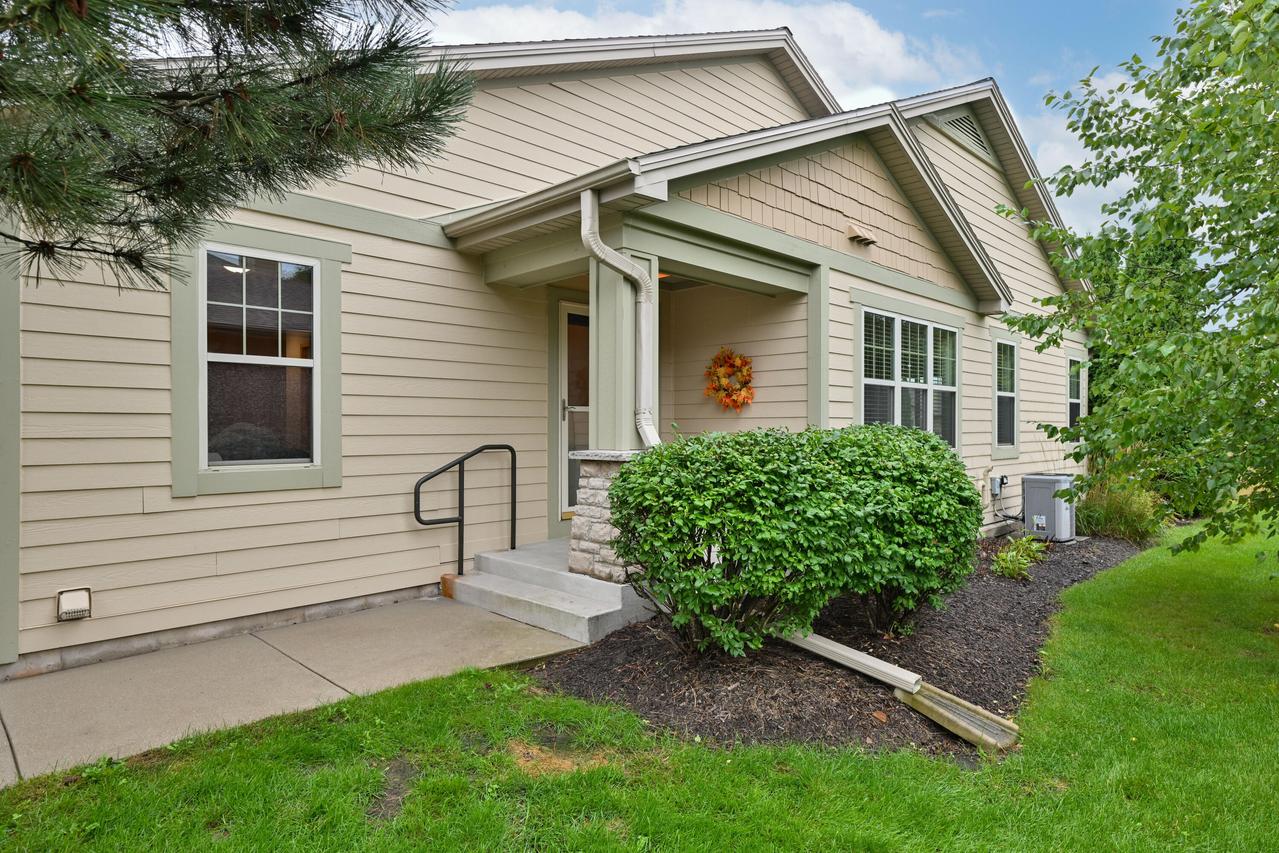 S70W15265 Honeysuckle Cir, Muskego, WI 53150