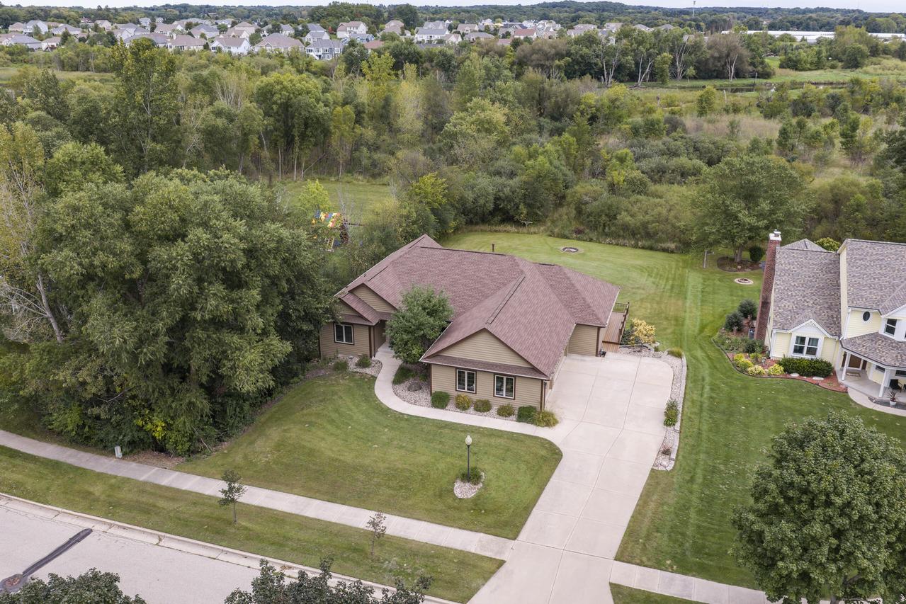 1326 Two Rivers Ct, Mukwonago, WI 53149