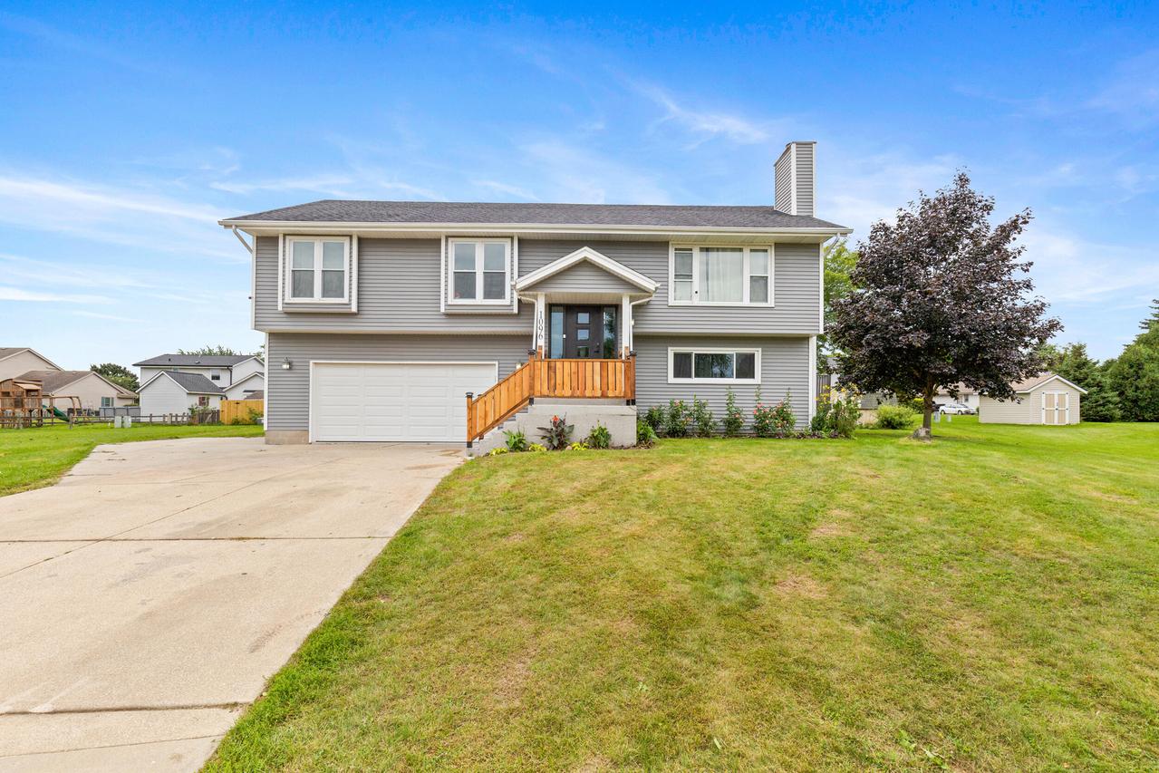 1096 E Libby Ct, Oak Creek, WI 53154