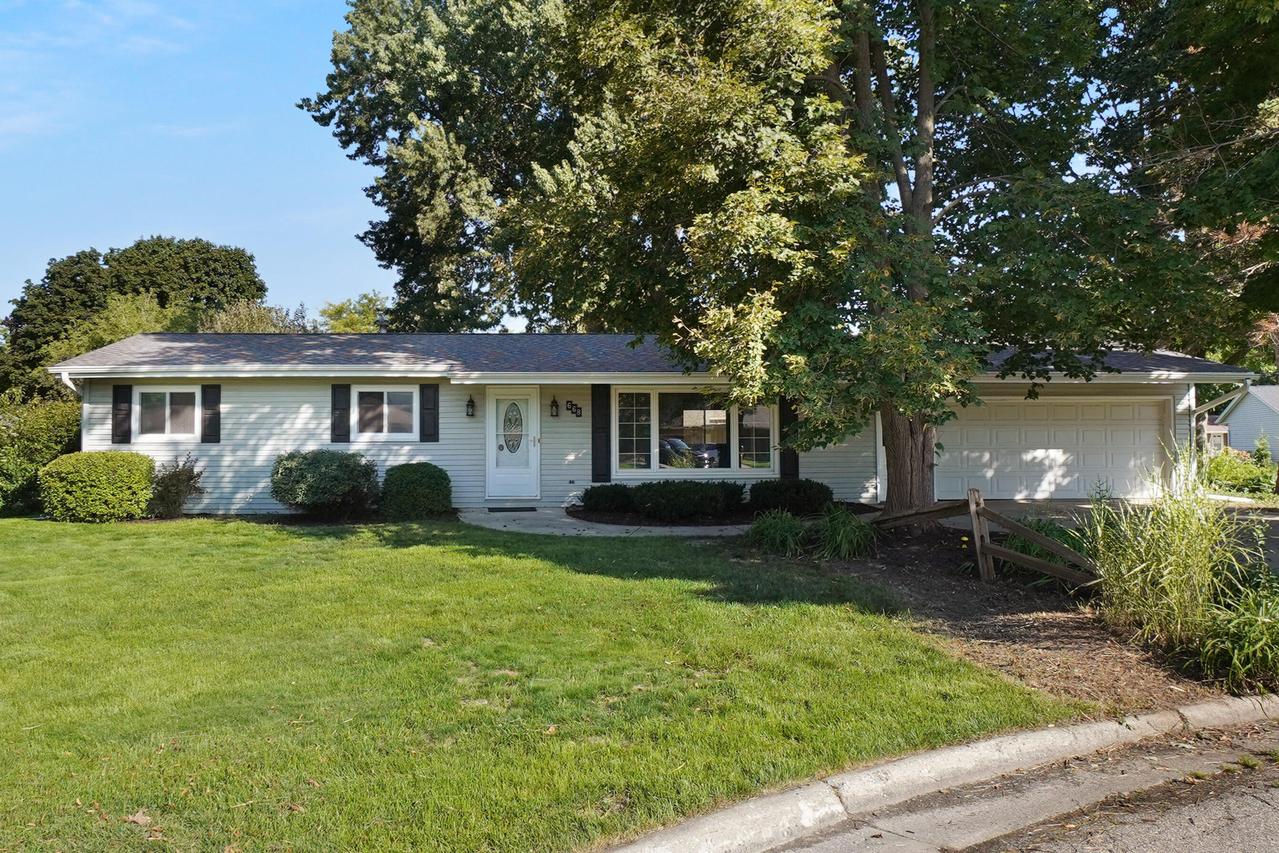 668 Tulip Ct, Oconomowoc, WI 53066