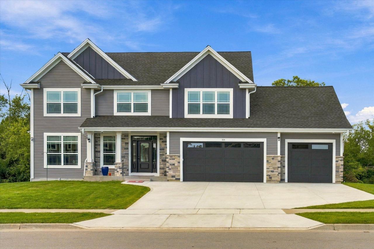 935 Kohlwey Dr, Grafton, WI 53024