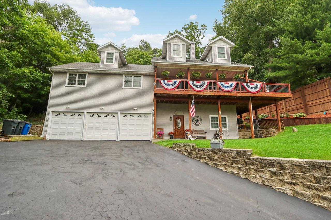 7920 Greendale Ave, Burlington, WI 53105
