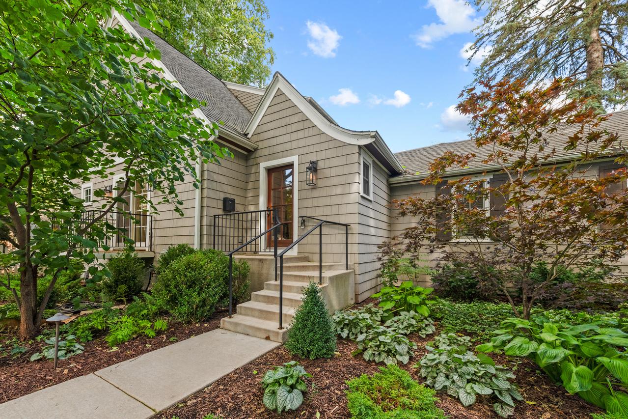 1100 W Riverview Dr, Glendale, WI 53209