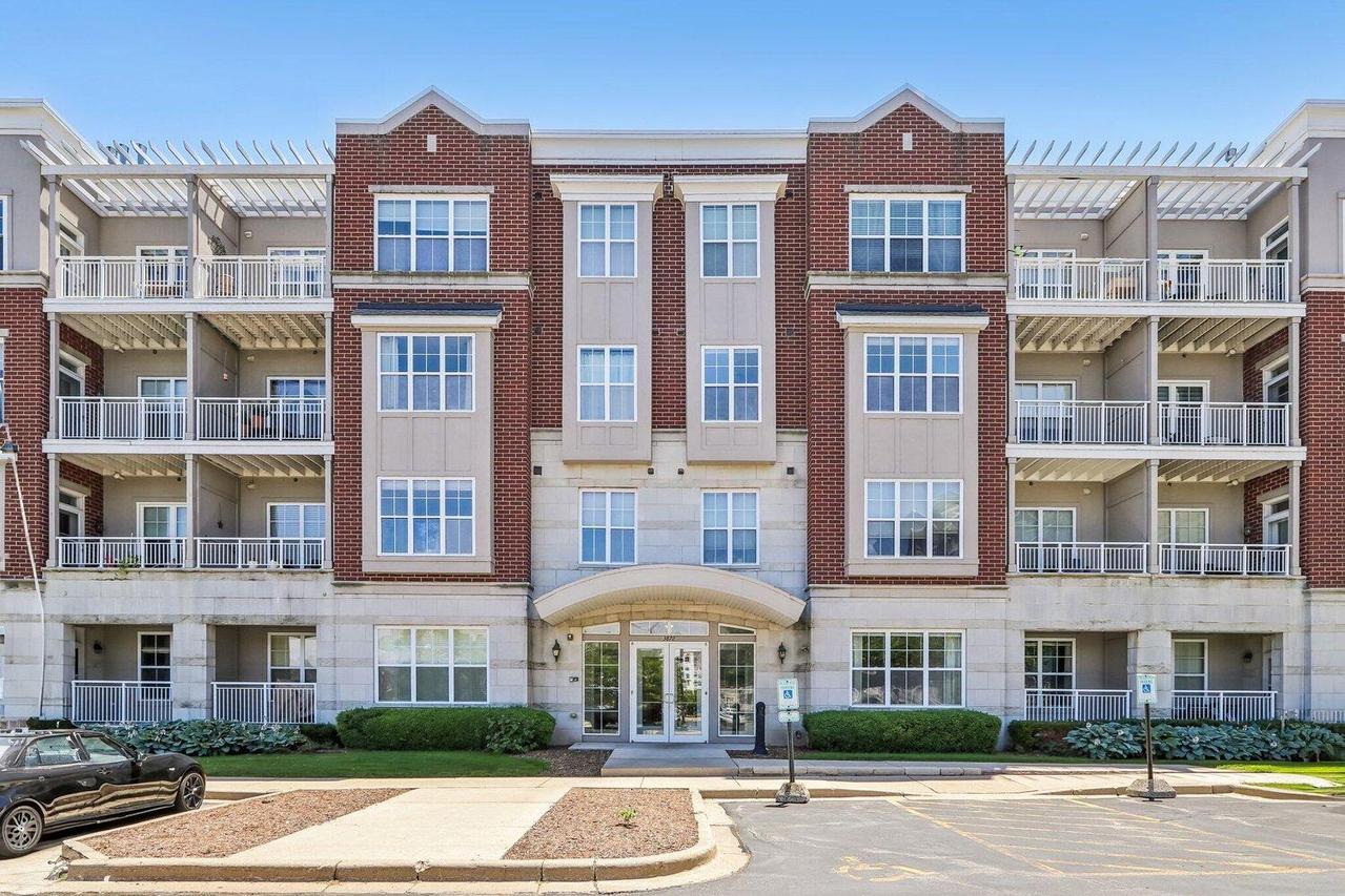 3872 S Lake Dr #402, Saint Francis, WI 53235