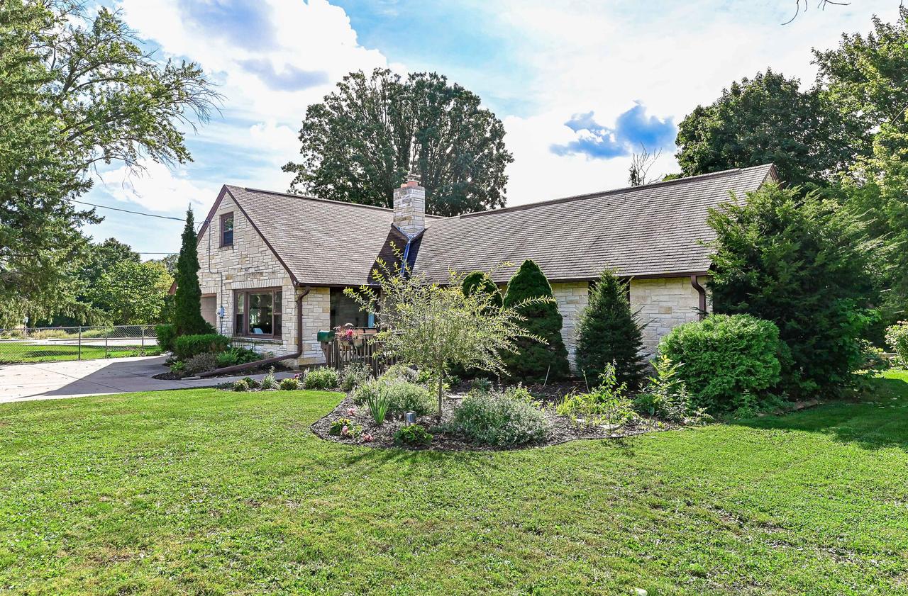 N90W16555 W Roosevelt Dr, Menomonee Falls, WI 53051