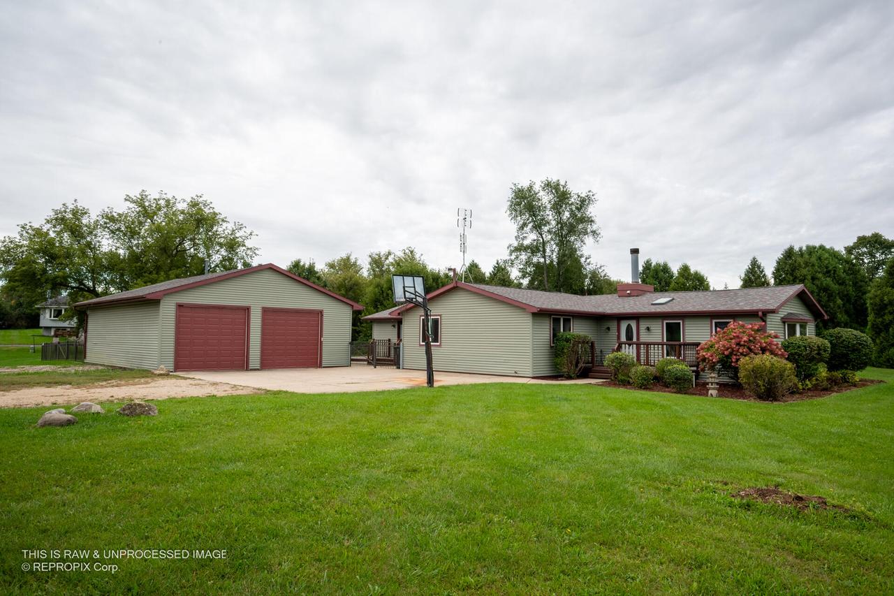 18410 119th St, Bristol, WI 53104
