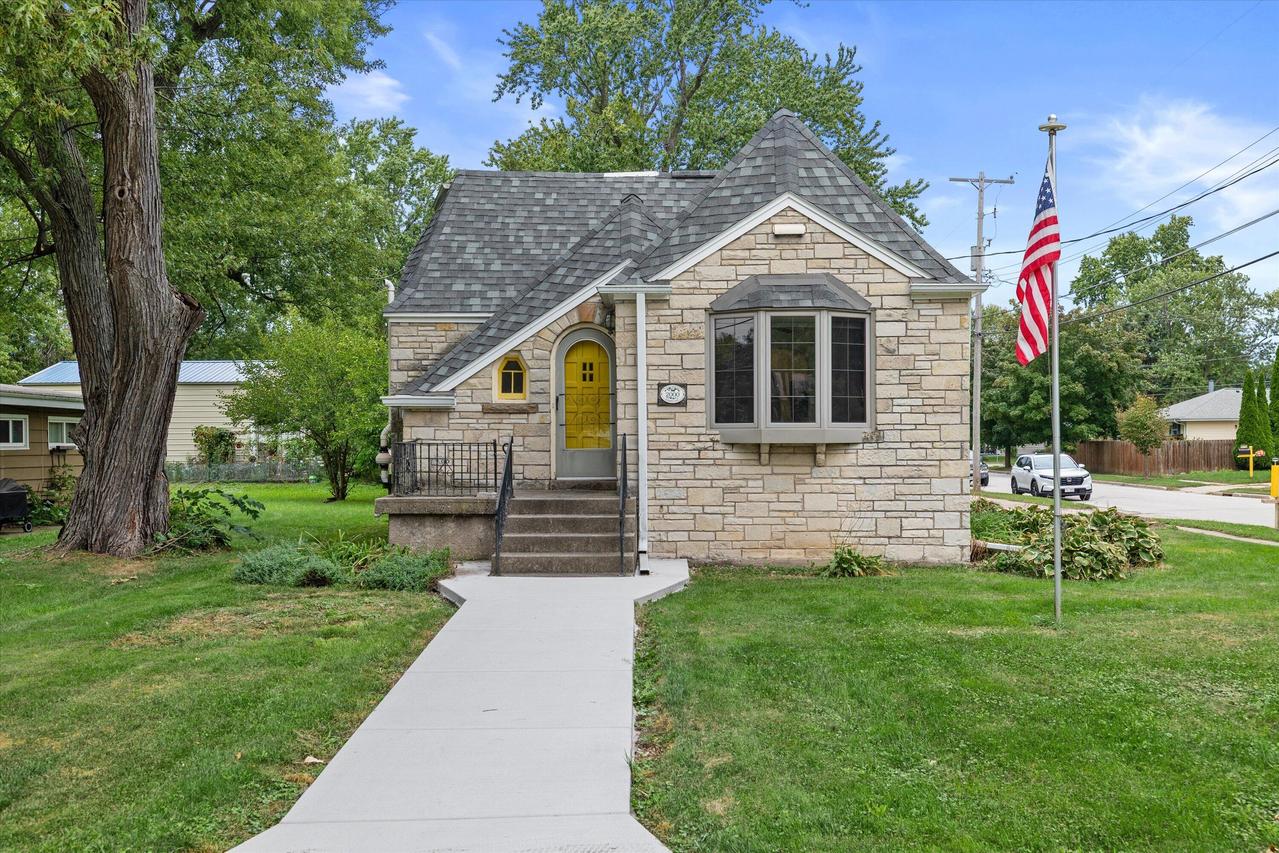 2000 Summit Ave, Waukesha, WI 53188
