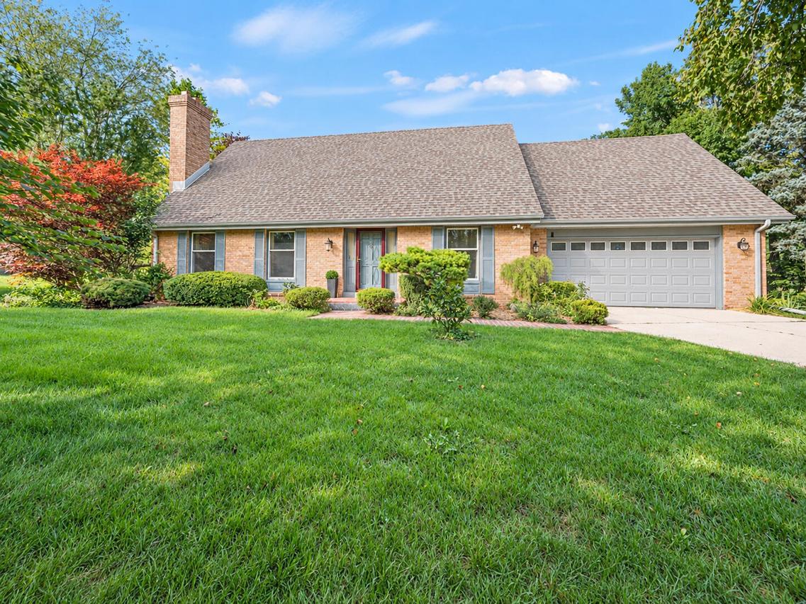 1530 W Zedler Ln, Mequon, WI 53092