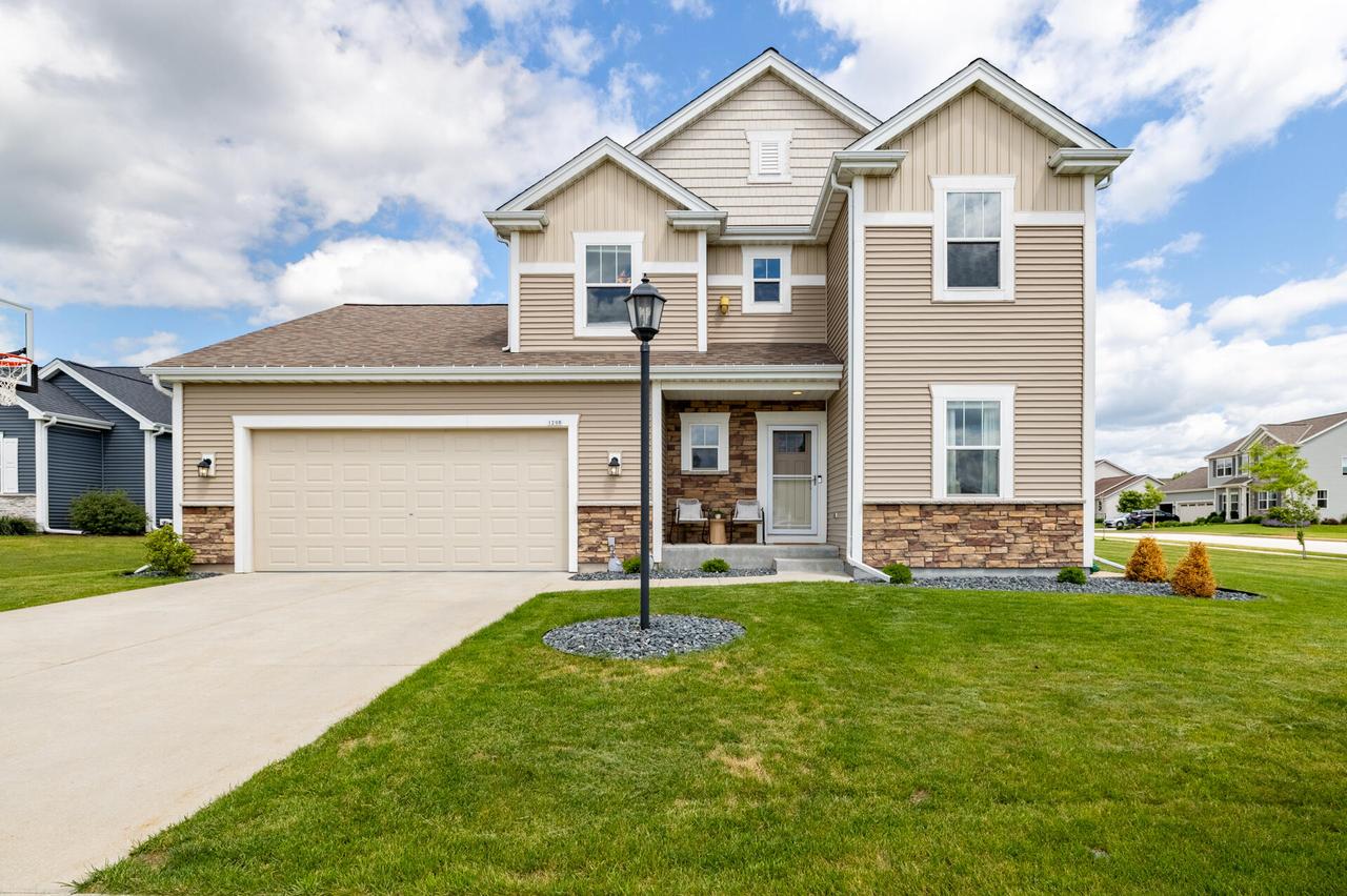 1298 Juniper Ln, Oconomowoc, WI 53066