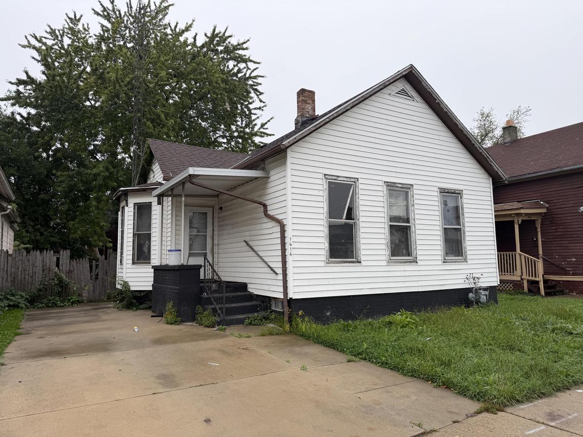1616 S Memorial Dr, Racine, WI 53403