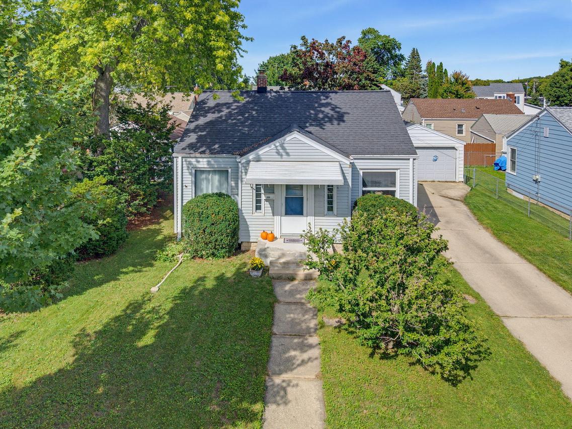 325 E Gauer Cir, Milwaukee, WI 53207
