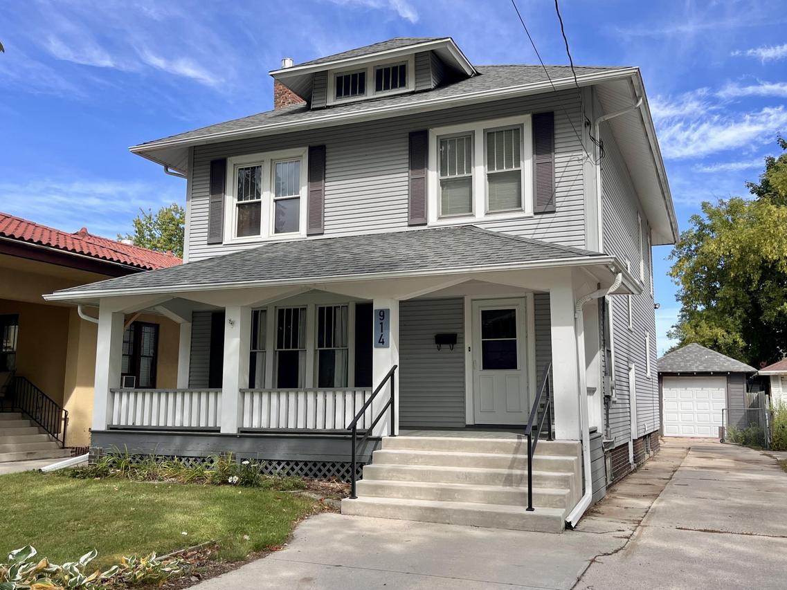 914 St Clair St, Manitowoc, WI 54220