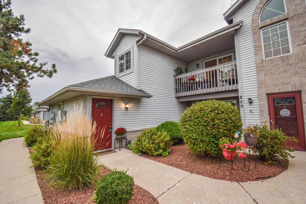 859 Quinlan Dr #H, Pewaukee, WI 53072