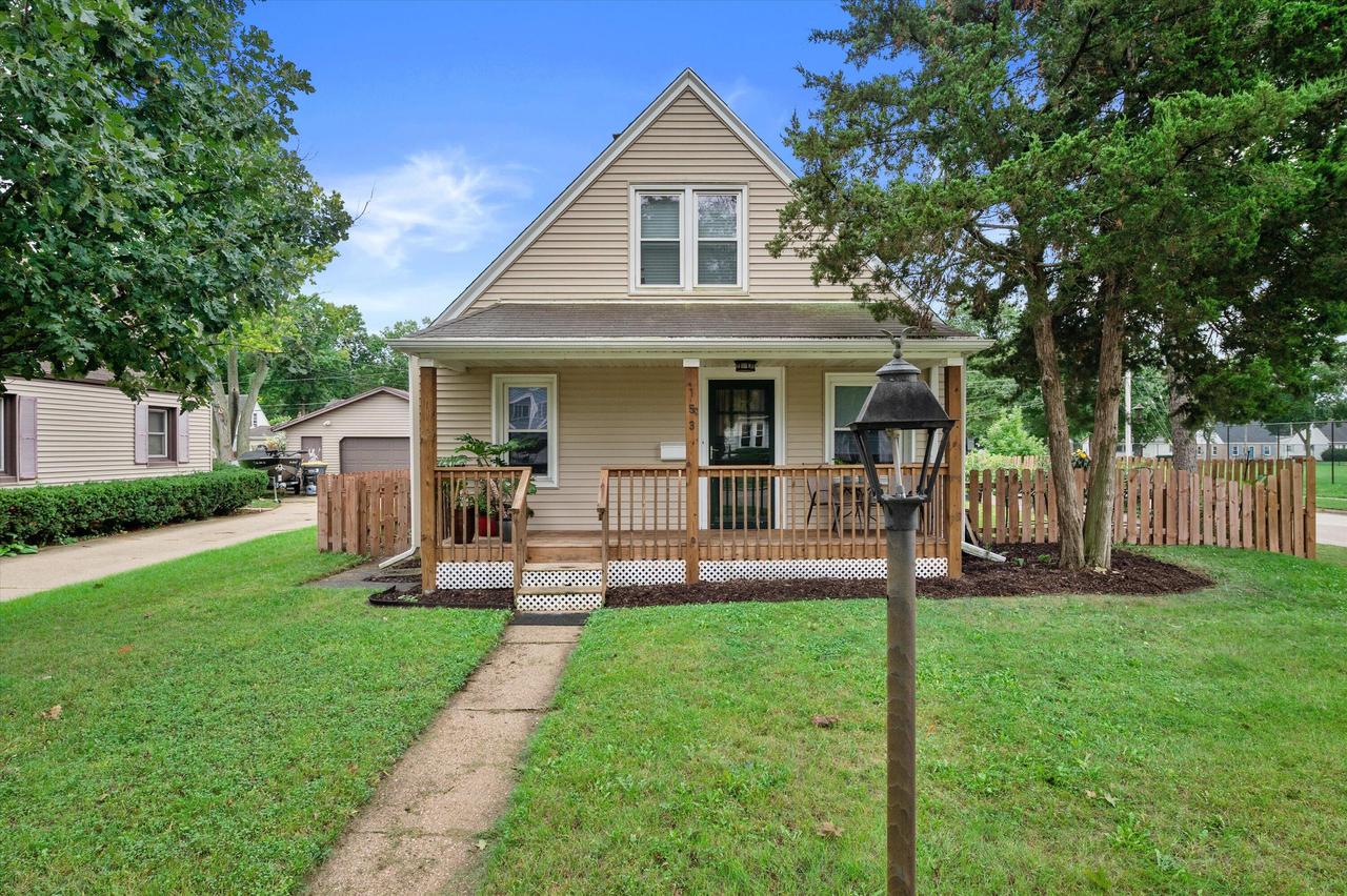 153 W Roberta Ave, Waukesha, WI 53186