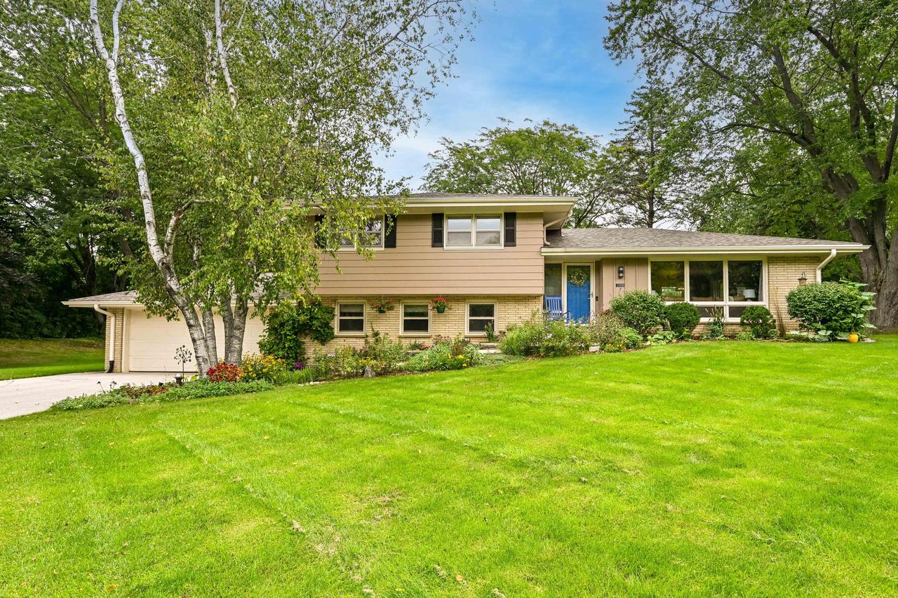 11938 N Ridgeway Ave, Mequon, WI 53097