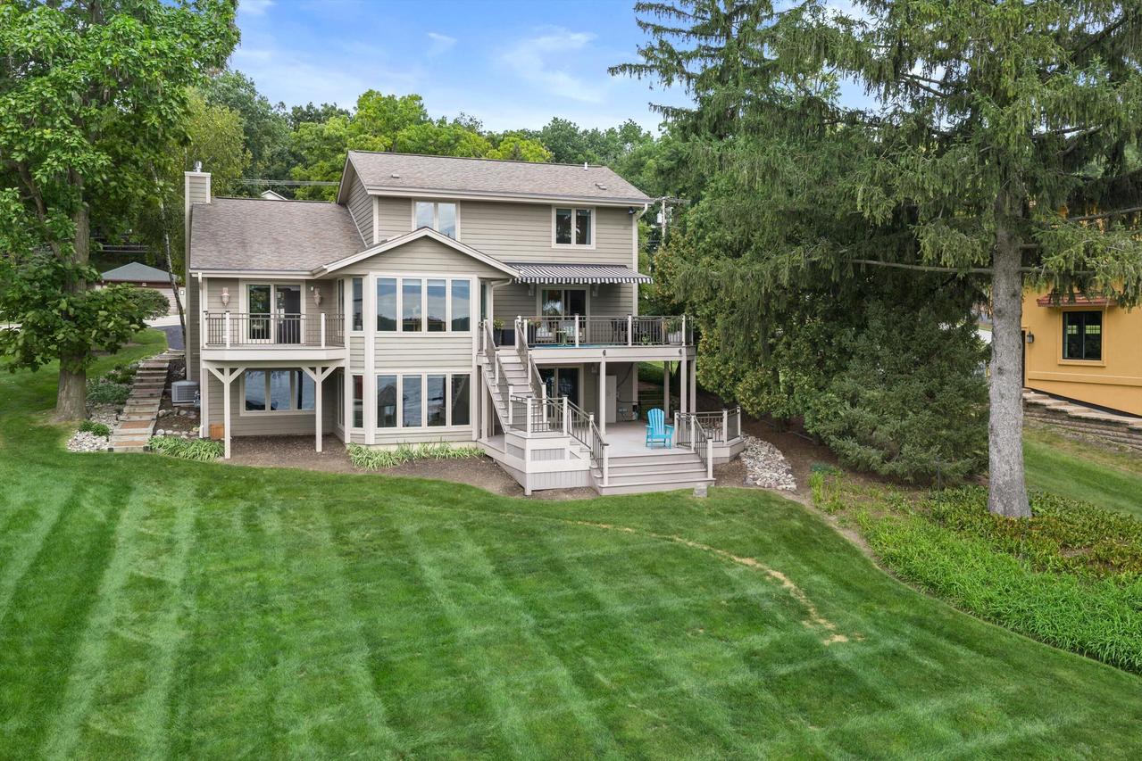W303N2664 Maple Ave, Delafield, WI 53072