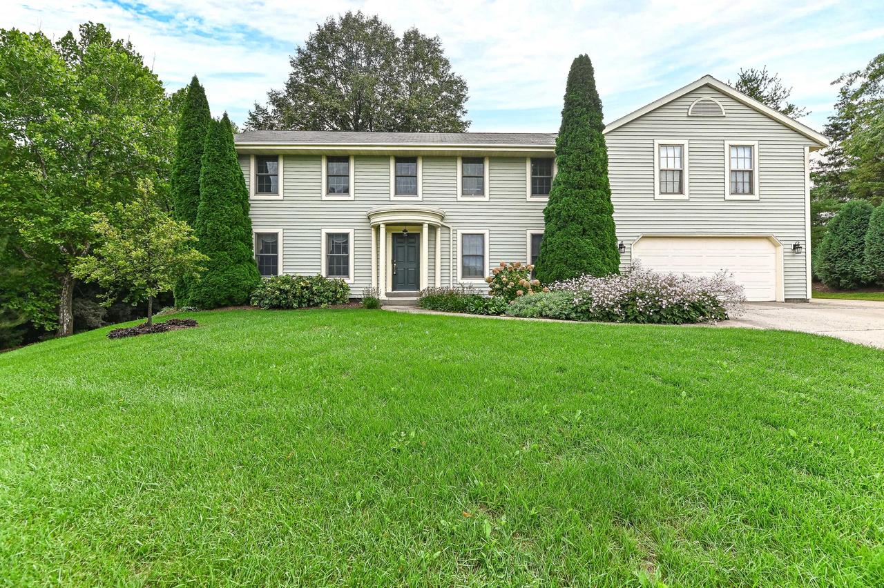 W294S2960 Wills Barry Ct, Genesee, WI 53188