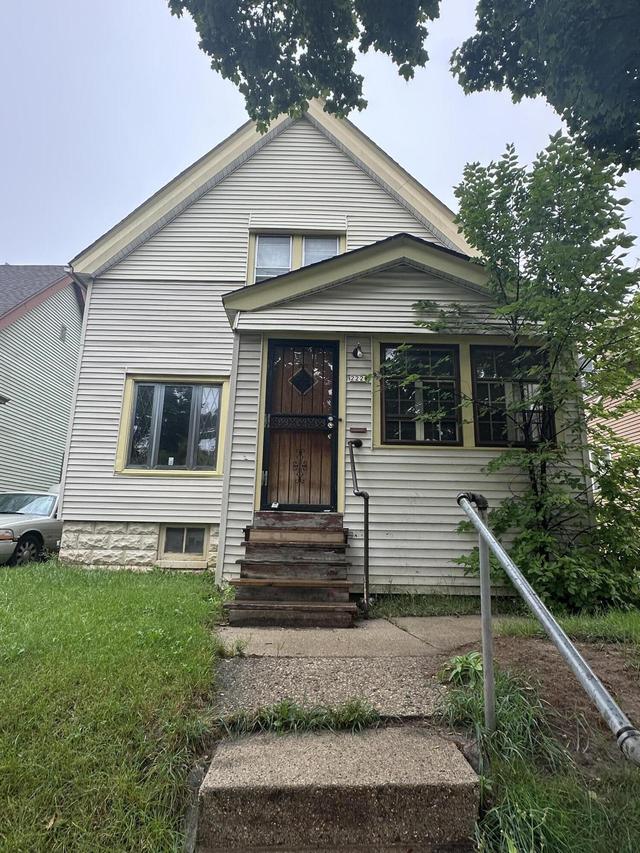 2222 W Finn Pl, Milwaukee, WI 53206