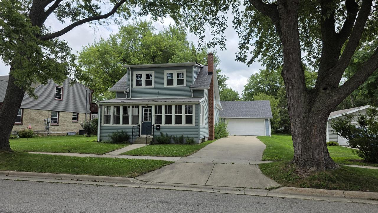 29 S Locust St, Oconomowoc, WI 53066