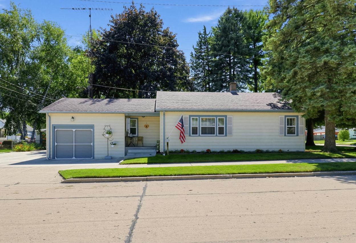 2515 Dombrowski Blvd, Racine, WI 53405