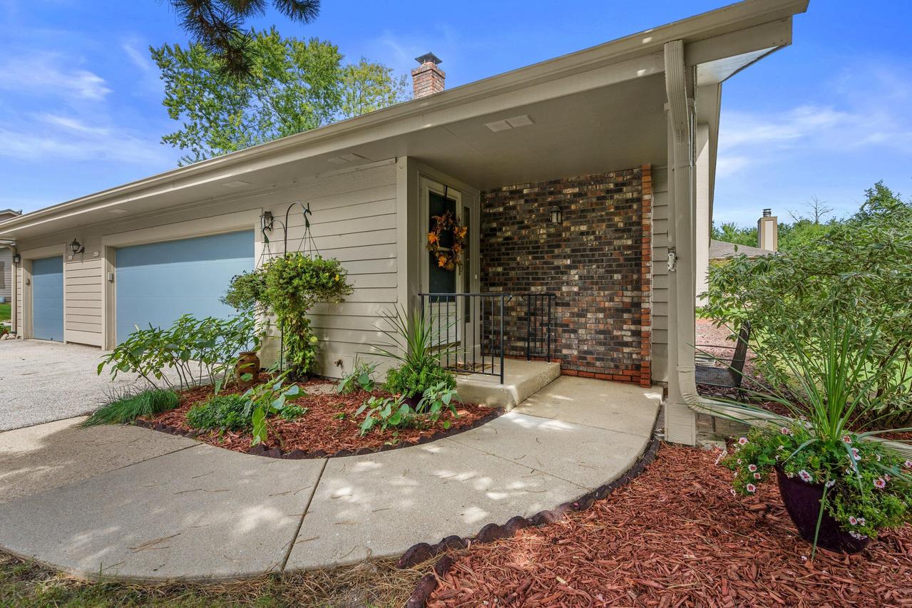 4932 S Imperial Cir, Greenfield, WI 53220