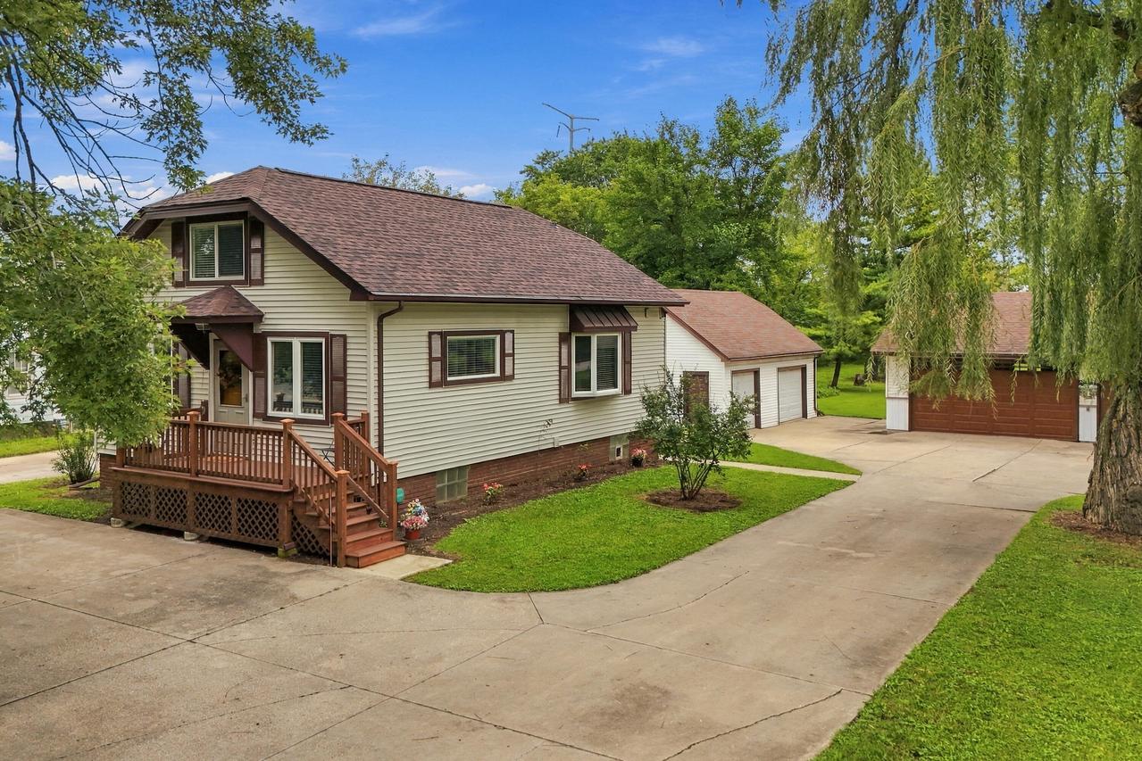 1407 Willow Rd, Mount Pleasant, WI 53177