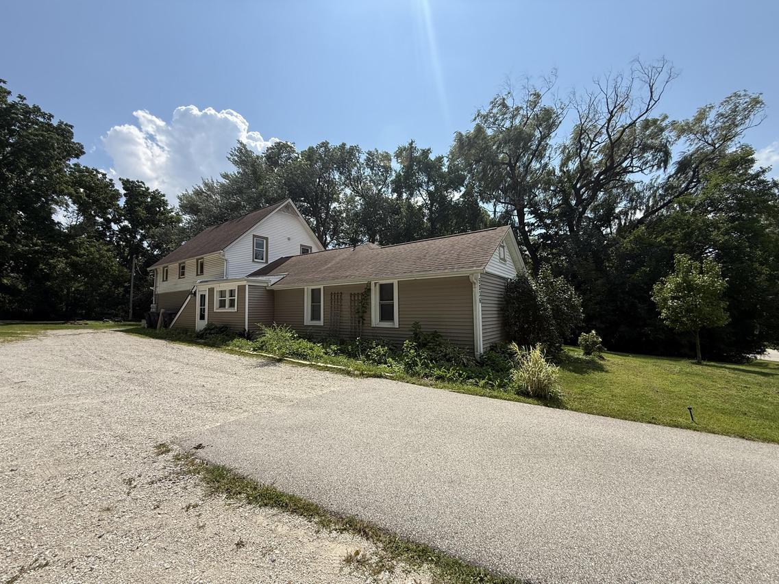 5036 S 92nd St, Greenfield, WI 53228