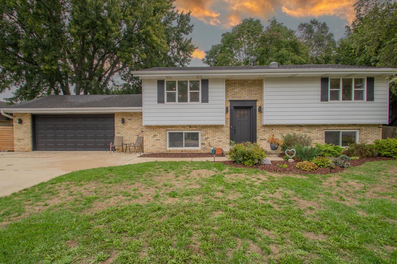 513 Mary Knoll, Watertown, WI 53098