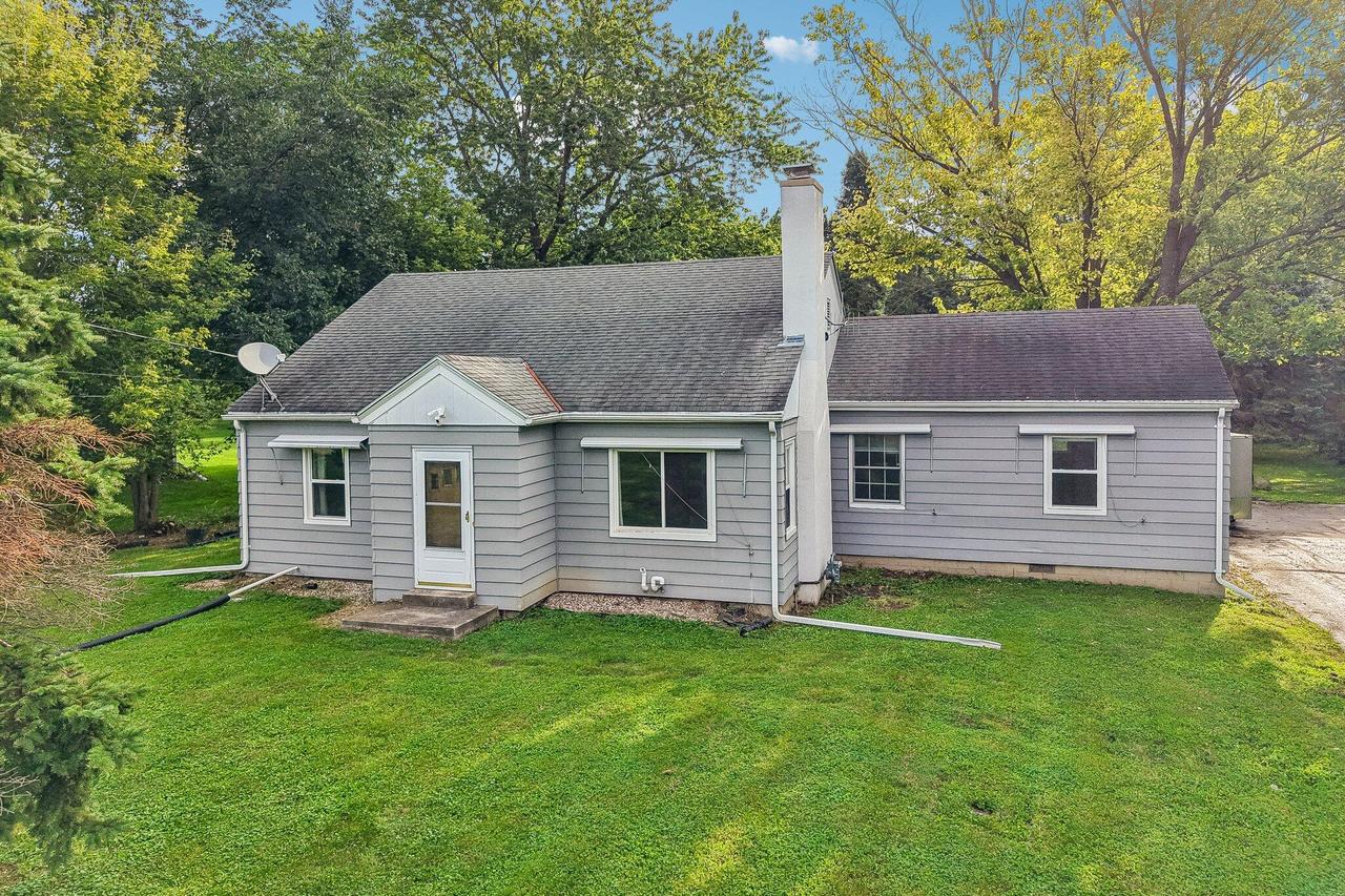 W279N1666 Prospect Ave, Pewaukee, WI 53072