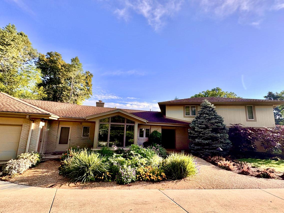 1956 W Windsor Cir, Glendale, WI 53209