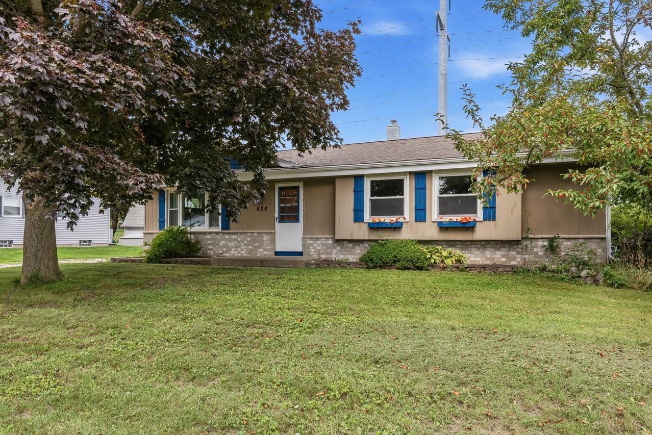 624 W Deer Pass, Saukville, WI 53080