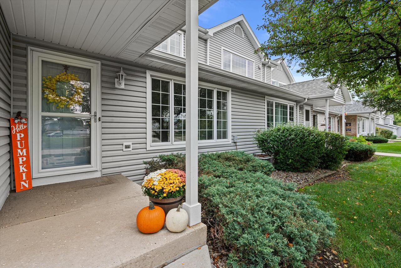10210 W Whitnall Edge Cir #F, Franklin, WI 53132