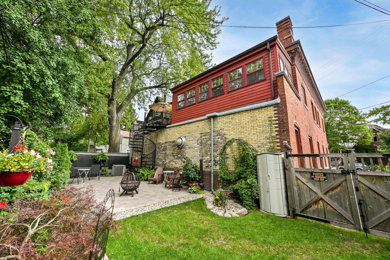 1569 N Warren Ave, Milwaukee, WI 53202
