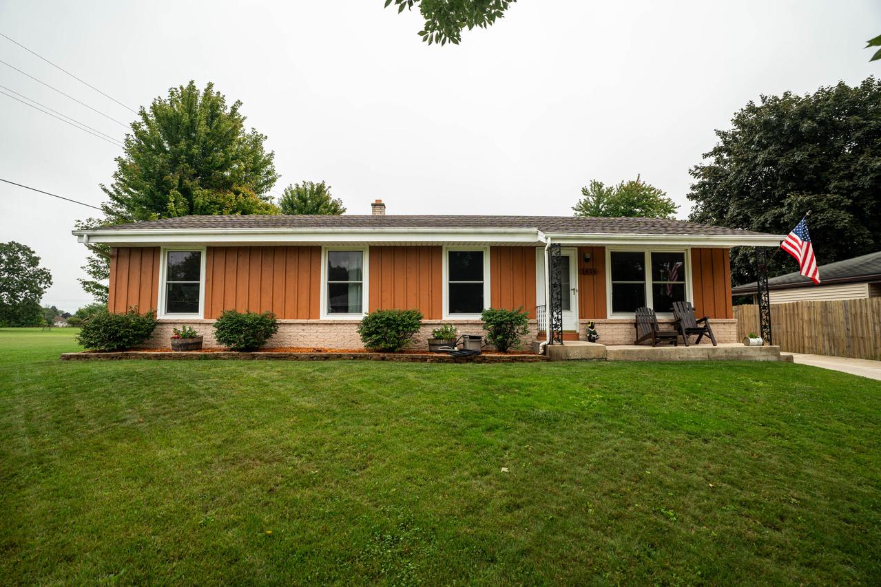 1614 N Lakeview Ave, Port Washington, WI 53074