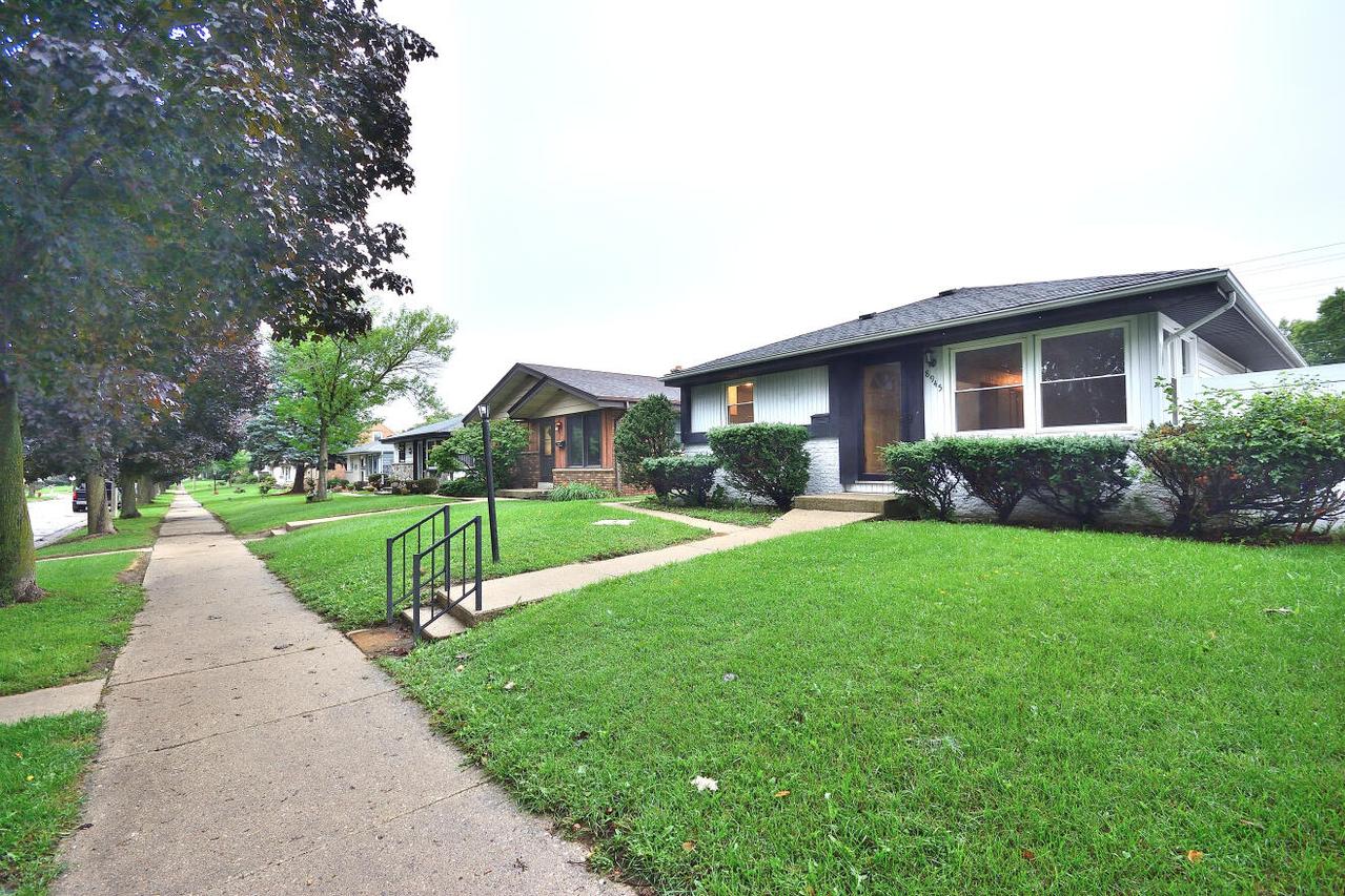 8945 W Herbert Ave, Milwaukee, WI 53225